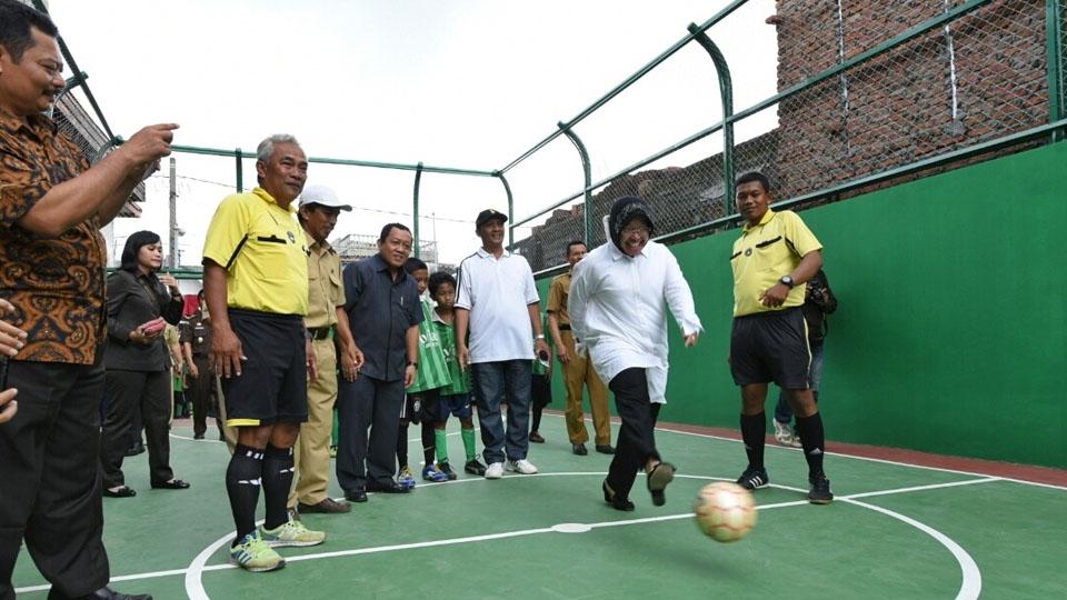 Walikota Kota Surabaya, Tri Rismaharini resmikan dua lapangan futsal. - INDOSPORT
